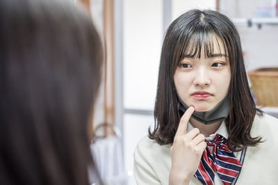 思春期でニキビに悩む女の子