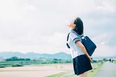 思春期でニキビに悩む学生