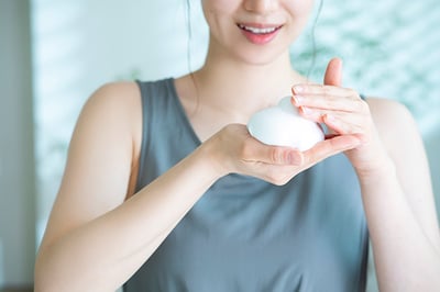 スキンケアする女性