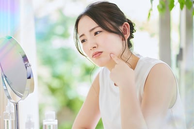 夏に皮脂が増えるとどんな肌トラブルが起こる？