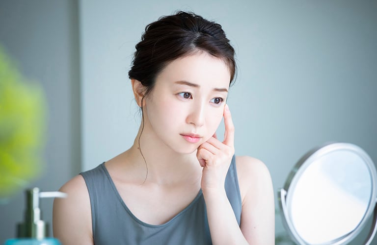 夏に皮脂が増える過剰皮脂、ニキビや肌荒れを防ぐ対策とは