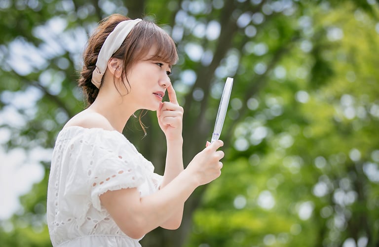 夏に受けたダメージでニキビができる？原因やスキンケア方法を解説